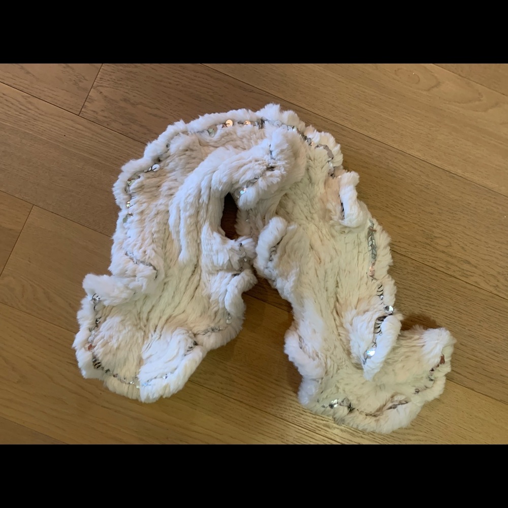 White fur scarf